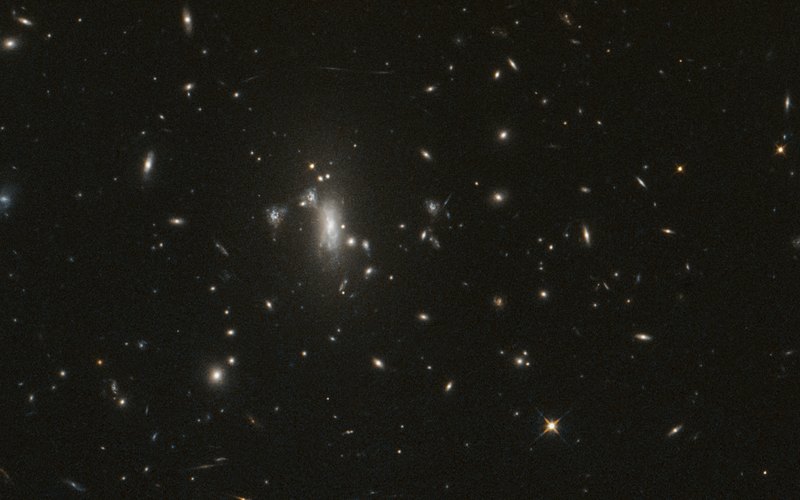 Hubble view of galaxy cluster MACS J0417